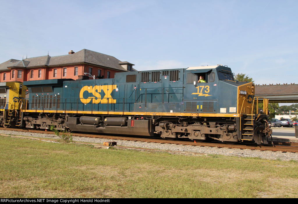 CSX 173 leads train F774-28 northbound
